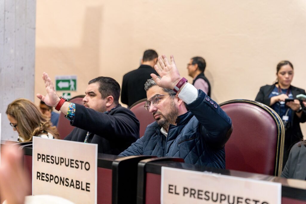  El diputado Daniel Cortina vota a favor del presupuesto que beneficiará a la educación, salud y desarrollo comunitario