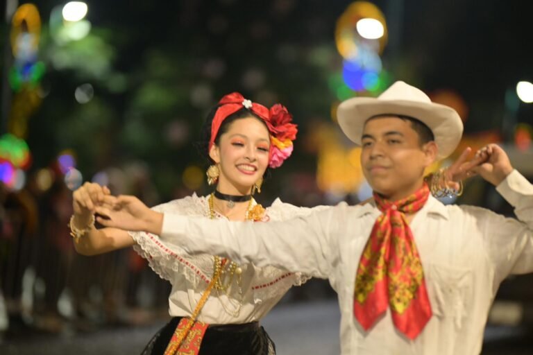 Desfile navideño Luz y Unión en Xalapa: tradición, cultura y alegría