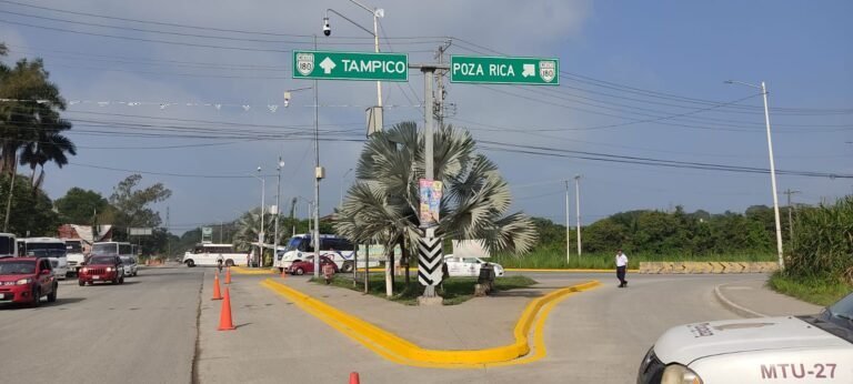 Gobierno de Tuxpan realizó importantes mejoras en la carretera a Tampico, tramo del Cuartel a la UV.