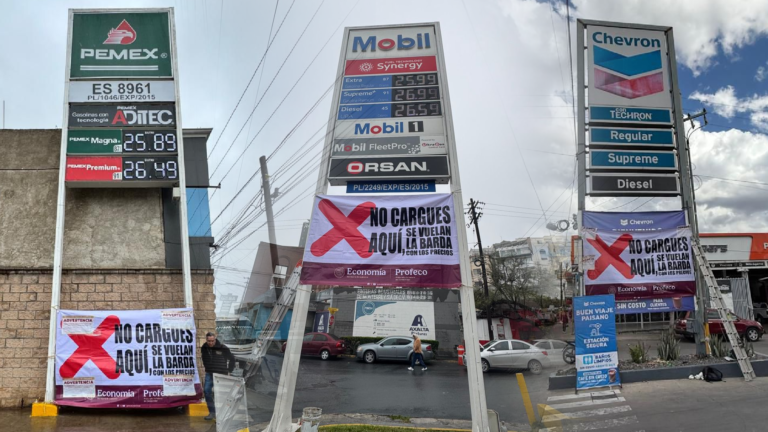 Profeco coloca lonas de advertencia en Gasolineras